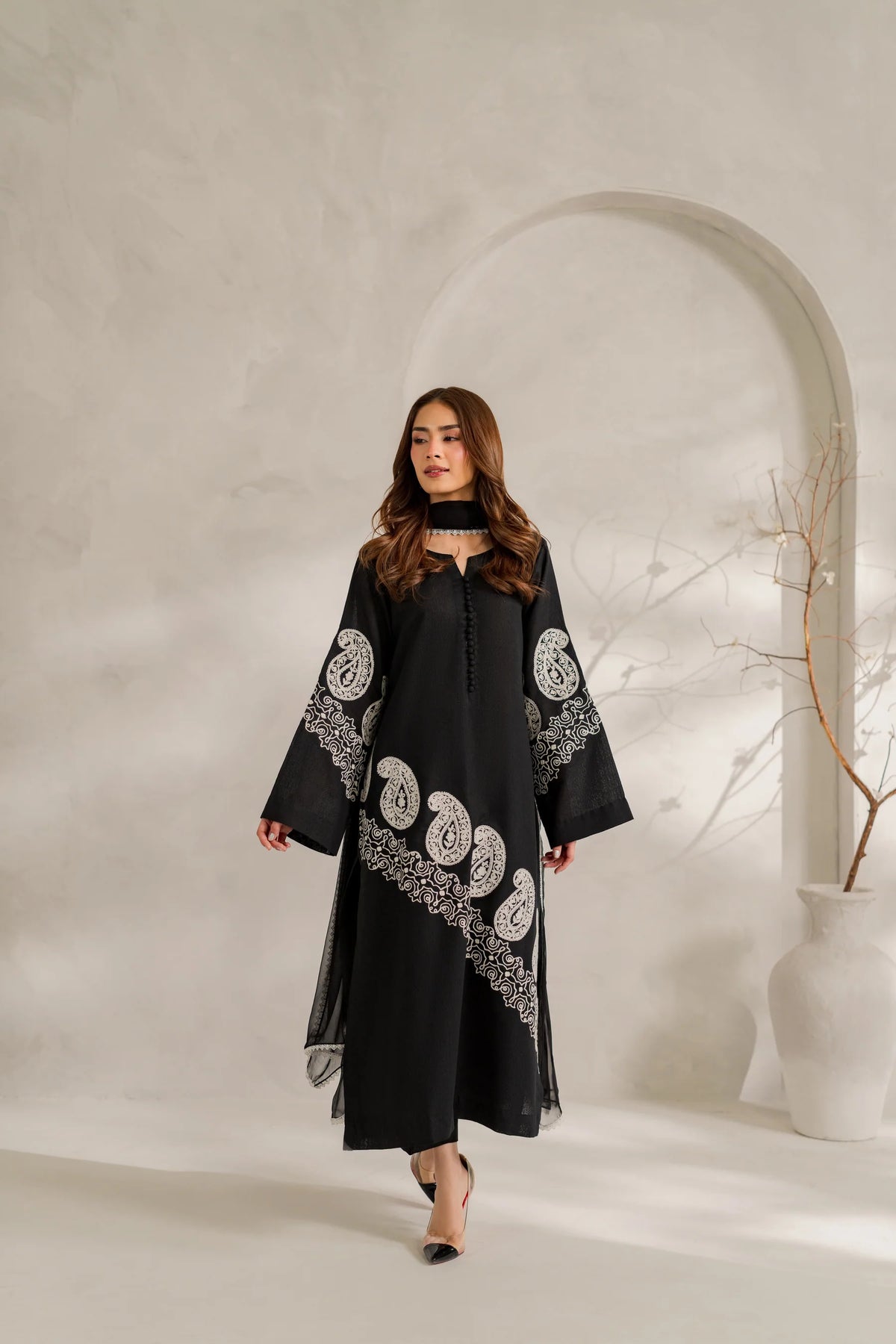 Classic Noir & Ivory Paisley: Lawn Suit
